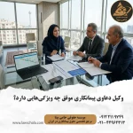نمادهای حقوقی و مهندسی شامل چکش عدالت، کلاه ایمنی و نقشه‌های ساختمانی در یک دفتر کار لوکس.